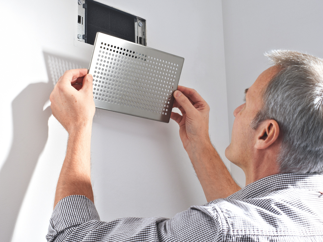 Zehnder_CSY_Design_grilles_Roma_Filter_exchange_people_1 Photograph Zehnder ComfoGrid CLD Comfortable indoor ventilation Front view