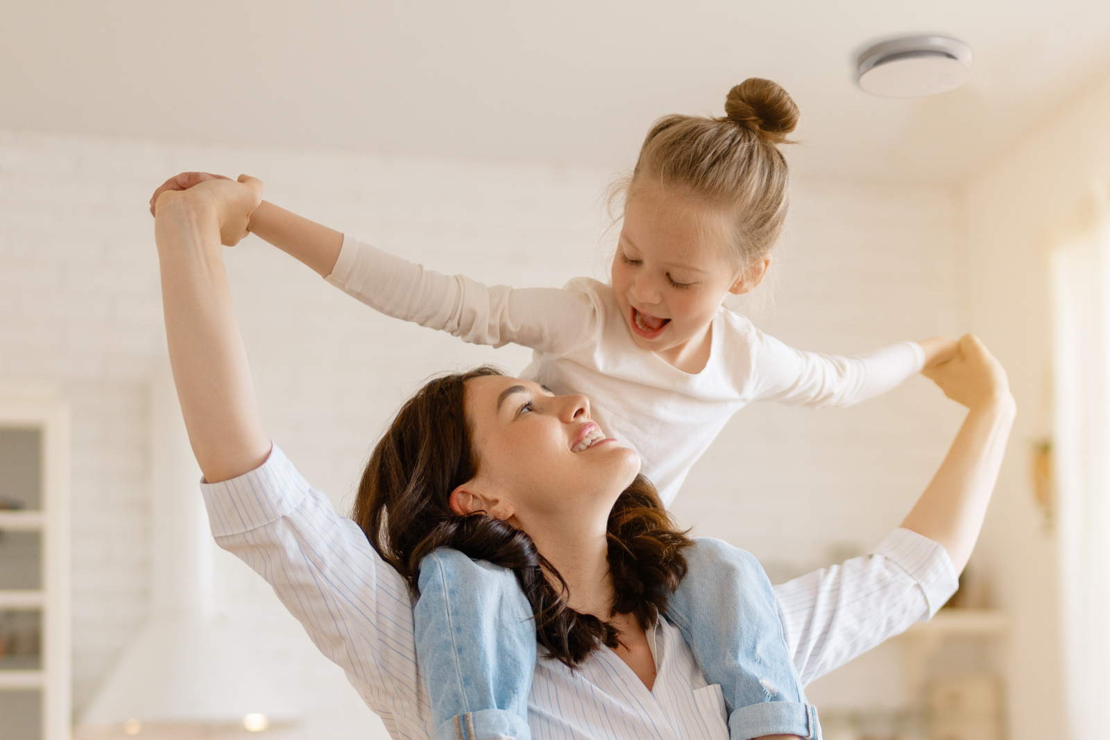 Comfo Valve Luna, mother with daughter on her shoulders, kitchen, laughing, happy, base Image AdobeStock_451026481,