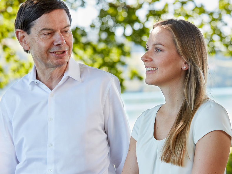 Hans-Peter Zehnder met zijn dochter Milva Inderbitzin-Zehnder buiten